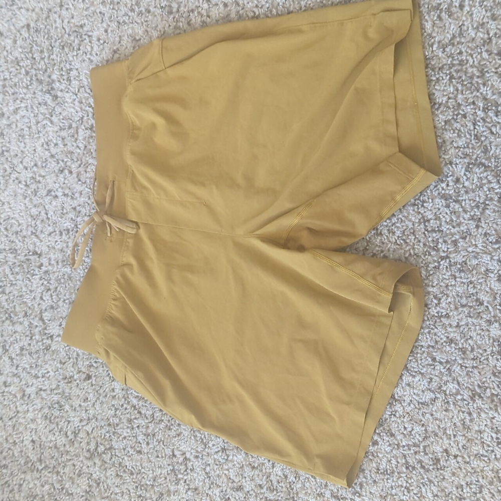 Lululemon 7 in shorts